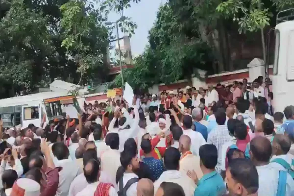 लखनऊ में हजारों कोटेदारों का विधानसभा कूच, सरकार से दोटूक बोले—अब फैसला नहीं तो राशन वितरण बंद